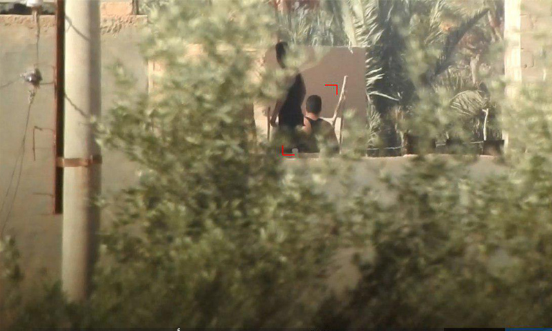 عناصر من تنظيم الدولة في أثناء قنصهم لعنصر من قسد في قرية باغوز فوقاني - 20 من أيلول 2018 (اعماق)