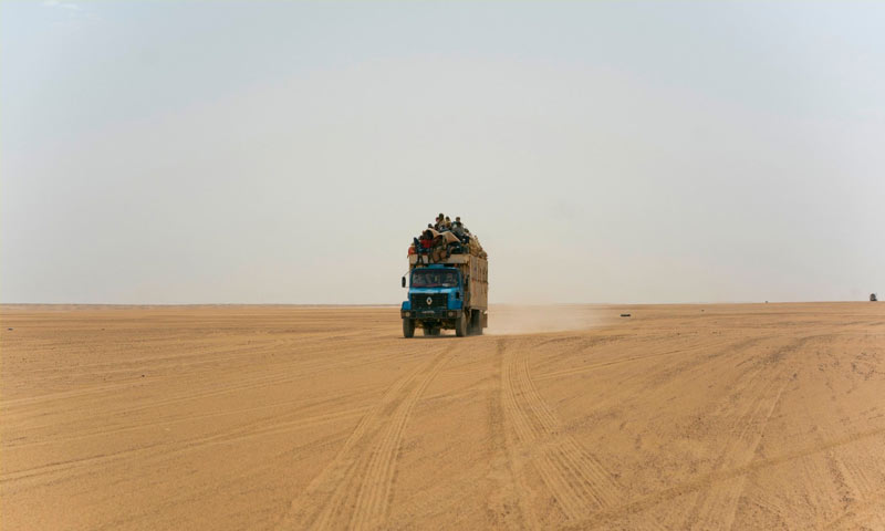 شاحنة تحمل بضائع ومهاجرين تسير عبر صحراء تنير النيجيرية جنوبي الصحراء الوسطى (AP)