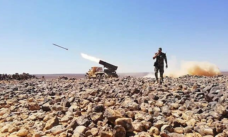 قوات الأسد تقصف براجمات الصواريخ مواقع تنظيم الدولة في تلول الصفا - آب 2018 (فيس بوك)