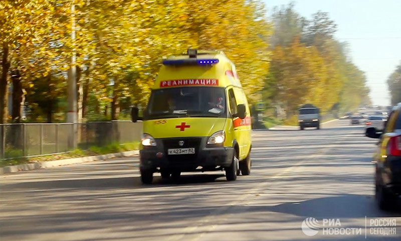 توجه سيارات الإسعاف إلى مكان تفجير بعبوة ناسفة في جزيرة القرم - 17 تشرين أول 2018 (ria.ru)