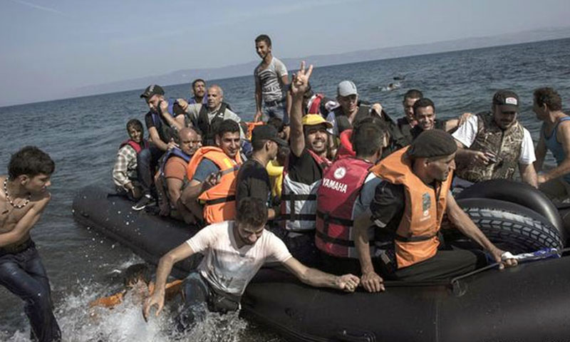 تعبيرية للاجئين سوريين يحاولون الوصول إلى اليونان من تركيا (Getty)