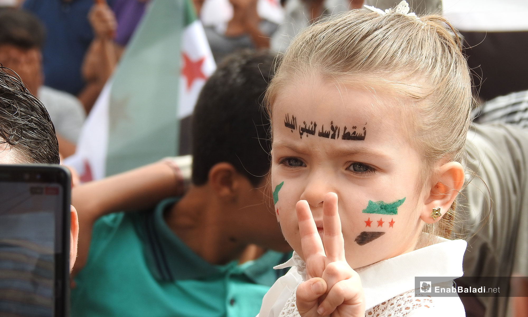 طفلة تشارك في مظاهرة مدينة اعزاز بريف حلب الشمالي - 12 من تشرين الأول 2018 (عنب بلدي)