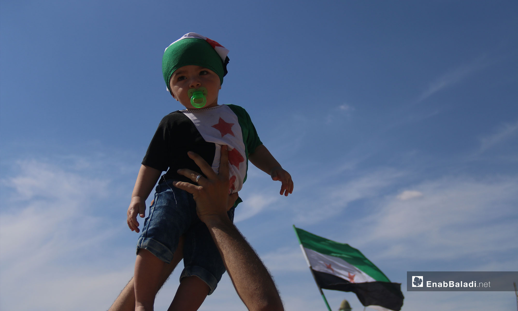طفلة خلال مظاهرات في كفرنبل طالبت بإسقاط النظام السوري- 5 تشرين الأول 2018 (عنب بلدي)
