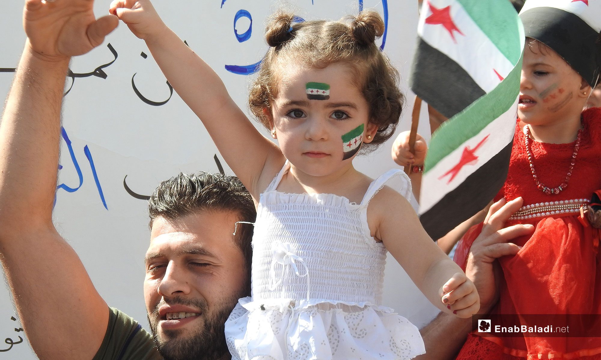 طفلة خلال مظاهرات في بلدة مارع بريف حلب طالبت بإسقاط النظام السوري- 5 تشرين الأول 2018 (عنب بلدي)