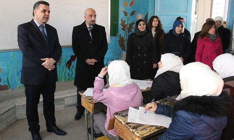 وزير التربية هزوان الوز في زيارة أحد دارس الثانوية بدمشق (صحيفة تشرين)

