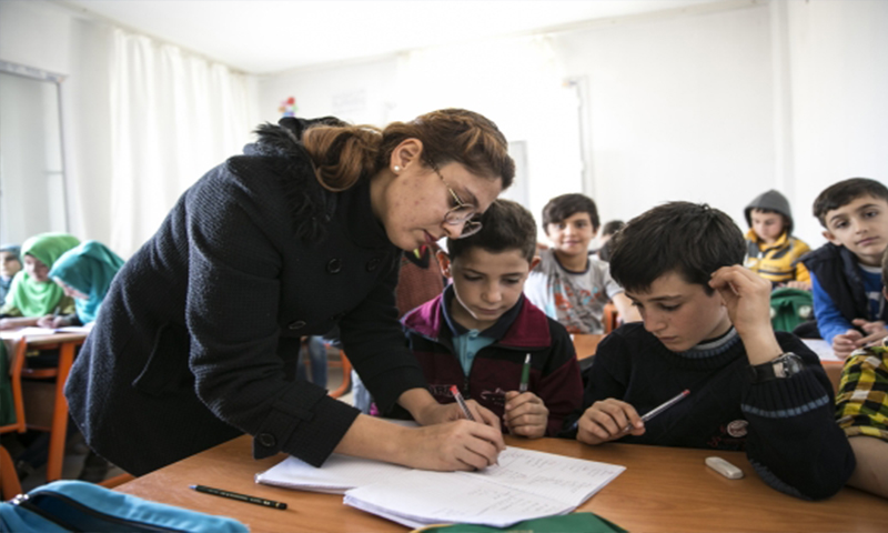 طلاب سوريون يتعلمون في تركيا (Getty)