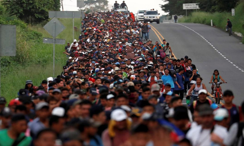 مهاجرون يتجهون من المكسيك نحو الولايات المتحدة- تشرين الثاني 2018 (رويترز)