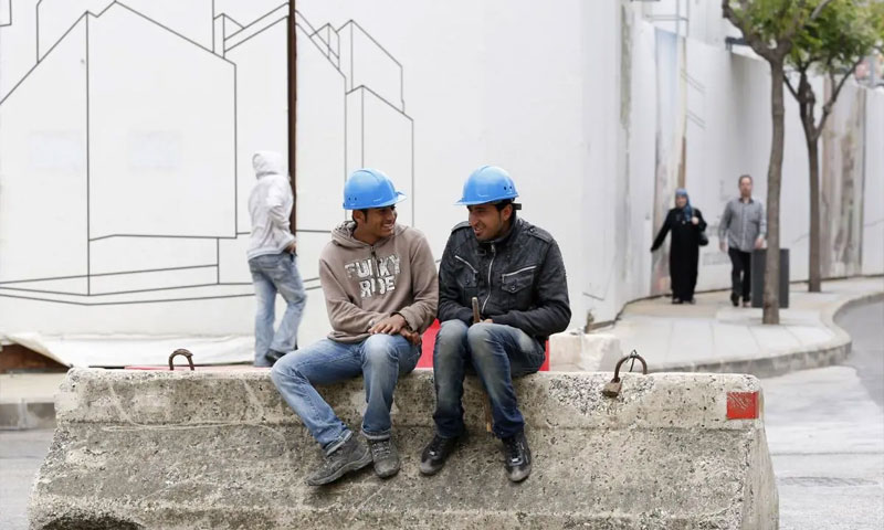 عمال سوريون في بيروت (رويترز)