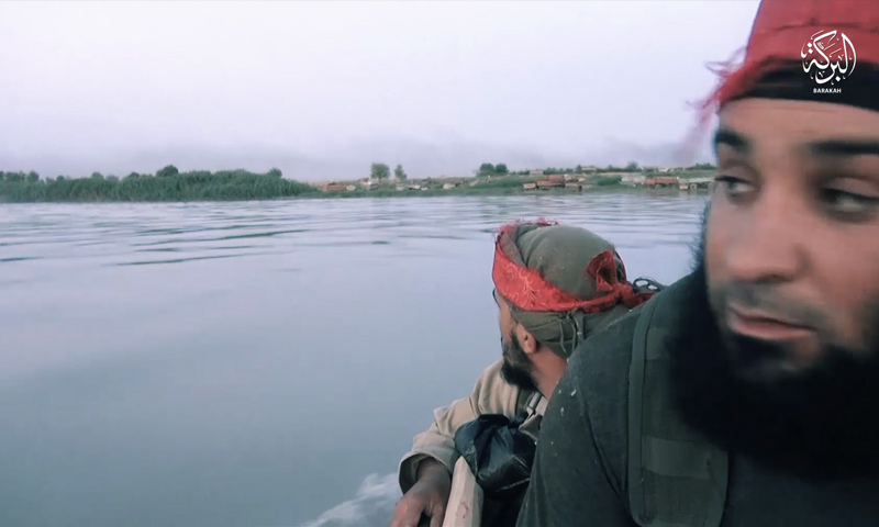 عناصر من تنظيم الدولة في أثناء عبورهم بالقوارب من نهر الفرات - (أعماق)