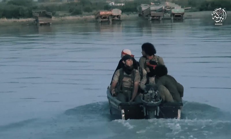 عناصر من تنظيم الدولة في أثناء عبورهم بالقوارب من نهر الفرات - (أعماق)