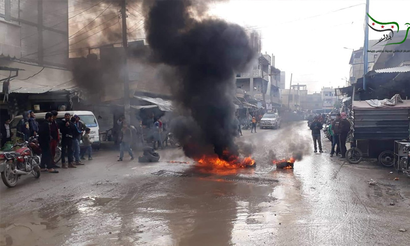 أهالي جرابلس يقطعون طرق المدينة احتجاجًا على تردي الوضع الأمني - 13 من تشرين الثاني 2018 (مركز جرابلس الإعلامي)