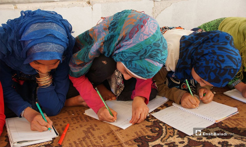 تعليم الطلاب في إحدى الخيم بريف حماة دون كتب مدرسية(عنب بلدي)