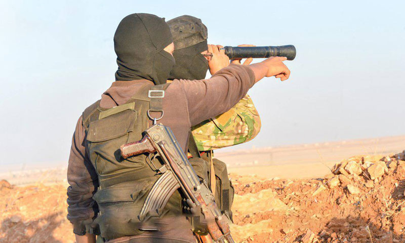 عناصر من هيئة تحرير الشام على الجبهات الفاصلة مع النظام السوري في محيط إدلب - (تحرير الشام)
