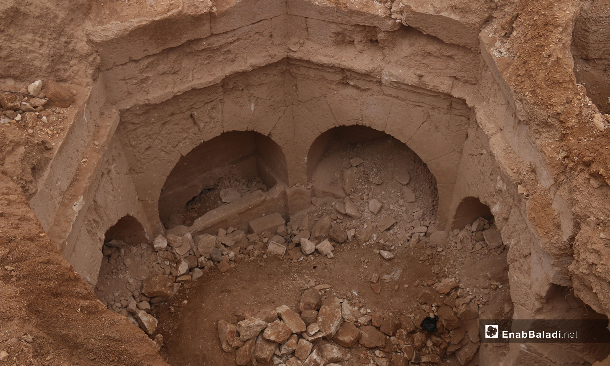 مقبرة تعود للعهد الروماني في بلدة جرجناز شرق معرة النعمان - 9 من تشرين الثاني 2018 (عنب بلدي)