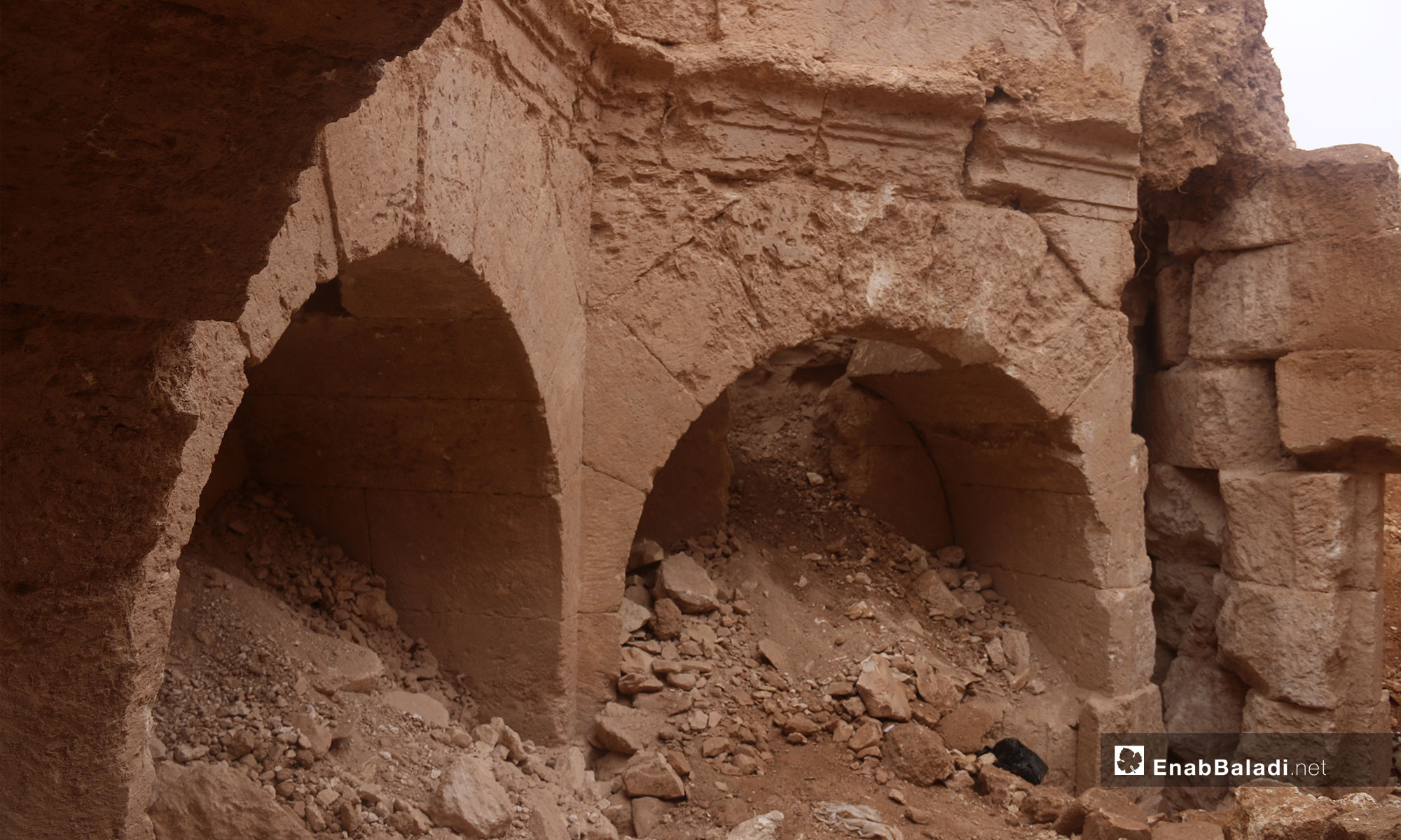 مقبرة تعود للعهد الروماني في بلدة جرجناز شرق معرة النعمان - 9 من تشرين الثاني 2018 (عنب بلدي)