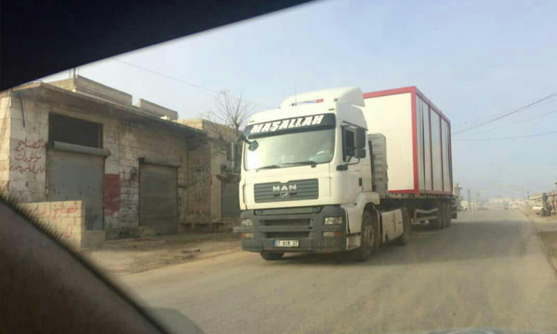 شاحنة تركية تحمل غرفة مسبقة الصنع في طريقها إلى نقطة المراقبة في الصرمان بريف إدلب - 26 من تشرين الثاني 2018 (فيس بوك)