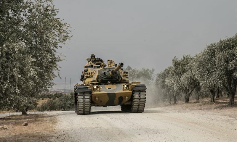 إرسال دبابات تابعة للقوات المسلحة التركية إلى الحدود مع سوريا- 13 أيلول 2018 (الأناضول)
