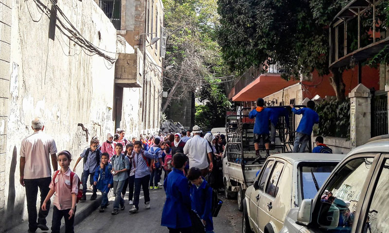 أطفال يخرجون من مدرستهم في حي الحلبوني في مدينة دمشق- 25 أيلول 2018 (عدسة شاب دمشقي)