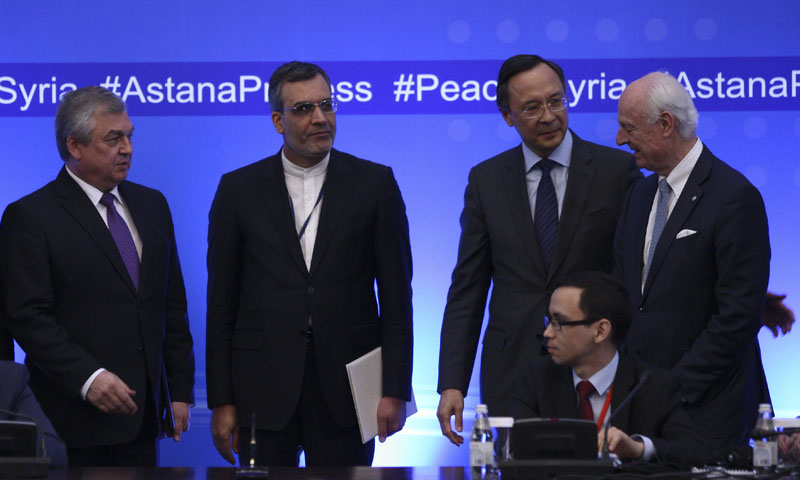 مبعوثو الدول الضامنة روسيا وتركيا وإيران في أثناء محادثات أستانة - أيار 2017 (رويترز)
