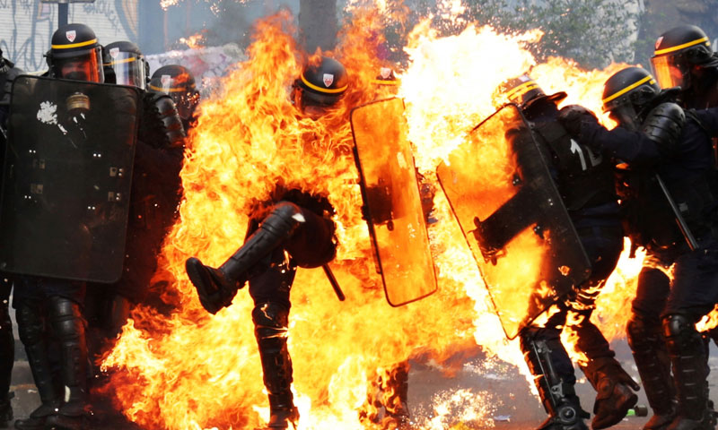 صورة ضابط شرطة اندلعت فيه النيران خلال مواجهة الاحتجاجات الفرنسية، في عام 2017 والتي حازت على جائزة بوي الأمريكية لأفضل صورة (AFP)