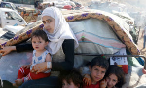 لاجئون سوريون يستعدون للعودة إلى سوريا من بلدة عرسال الحدودية اللبنانية - 28 حزيران 2018 (رويترز)
