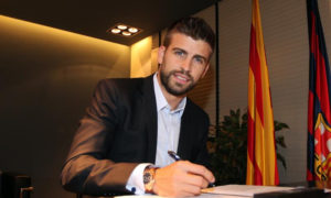 الدولي الإسباني لاعب نادي برشلونة، جيرارد بيكيه (لا كرويكا)
