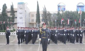 عناصر الشرطة في حكومة النظام السوري أثناء تخرجهم من كلية الشرطة بدمشق كانون الأول 2018 (وزارة الداخلية السورية)