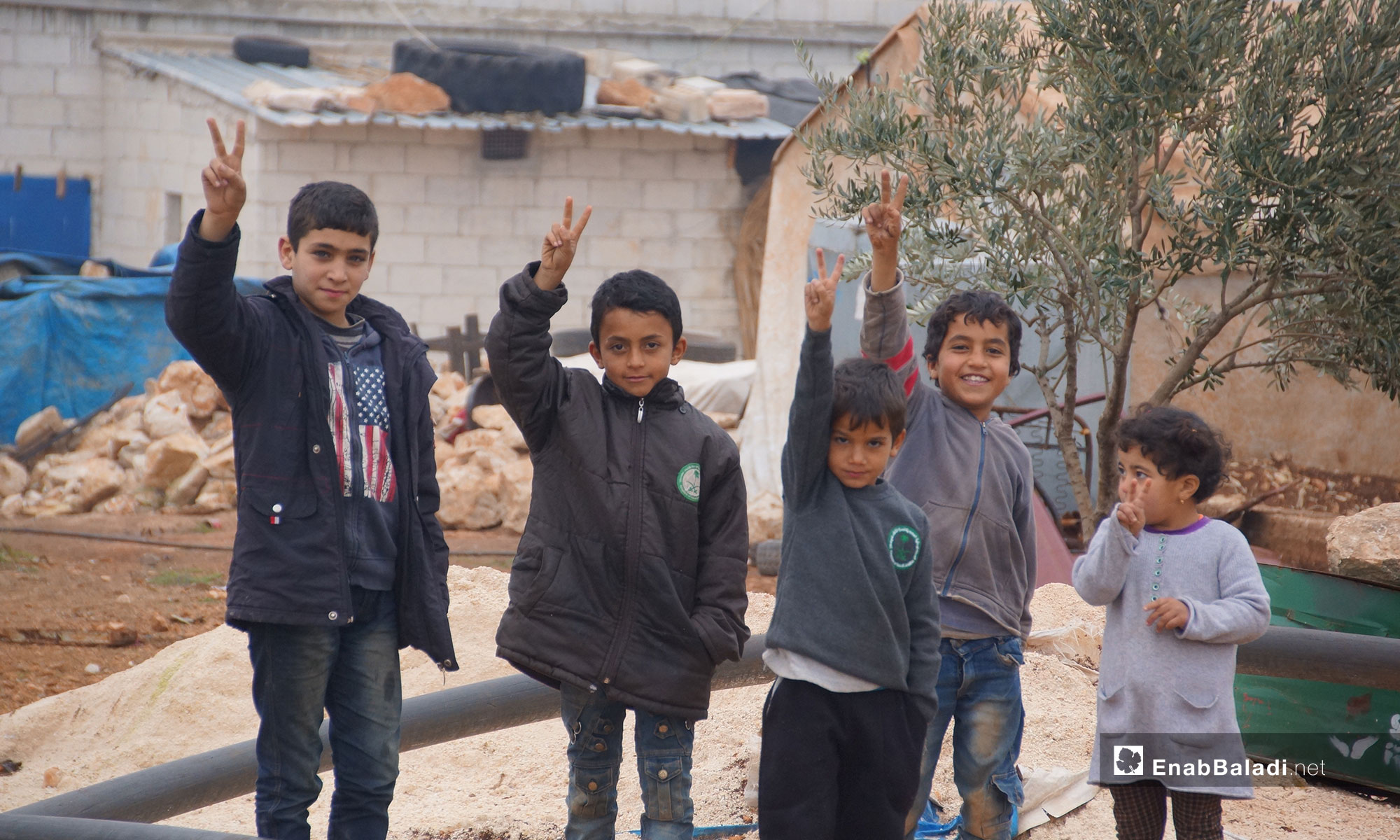 أطفال من ريف حماة في قرية "كرناز الجديدة" في ريف إدلب - 18 من كانو الأول 2018 (عنب بلدي)