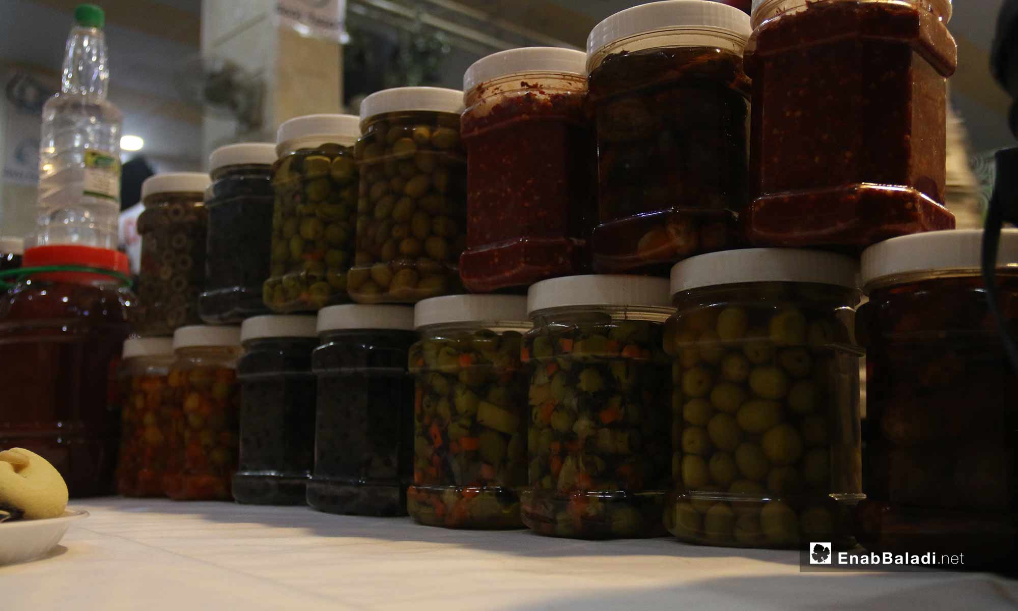 معرض لتسويق منتجات الزيتون في مدينة أرمناز بإدلب _ 15 من كانون الأول 2018 (عنب بلدي)