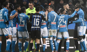 أحداث شغب في مباراة إنترميلان ونابولي في الدوري الإيطال (AFP)