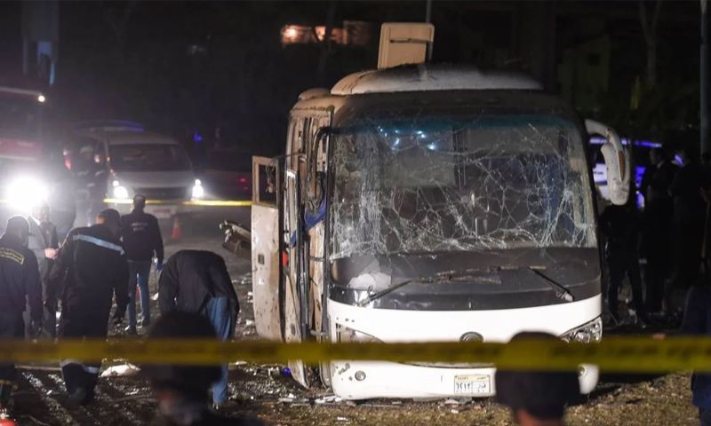 تفجير حافلة ركاب على متنها سائحون في مصر- 28 كانون الأول 2018 (AFP)