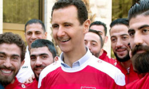 رئيس النظام السوري بشار الأسد مع المنتخب السوري في القصر الرئاسي (سانا)
