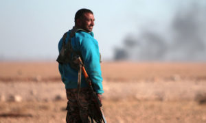 مقاتل من قوات سوريا الديمقراطية شمال الرقة - 11 تشرين الثاني 2018 (رويترز)
