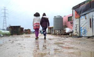 فتاتان تسرين بلا أحذية خلال المطر في إحدى مخيمات لبنان، 17 كانون الثاني 2019 (صفحة يونيسف لبنان على فيس بوك)