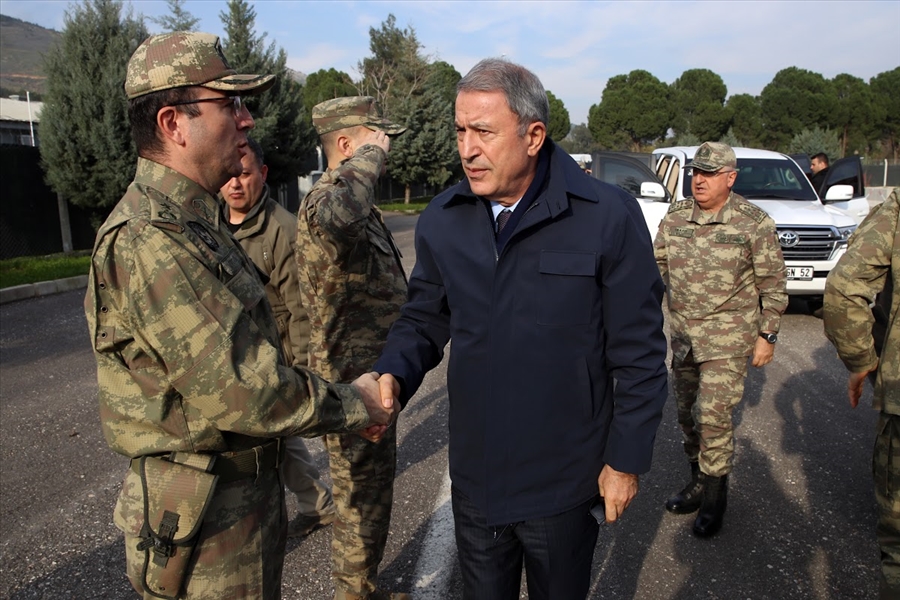 وزير الدفاع التركي خلصوي آكار في اجتماع مع قادة عسكريين على الحدود السورية- 12 كانون الثاني 2019 (وزارة الدفاع التركية)