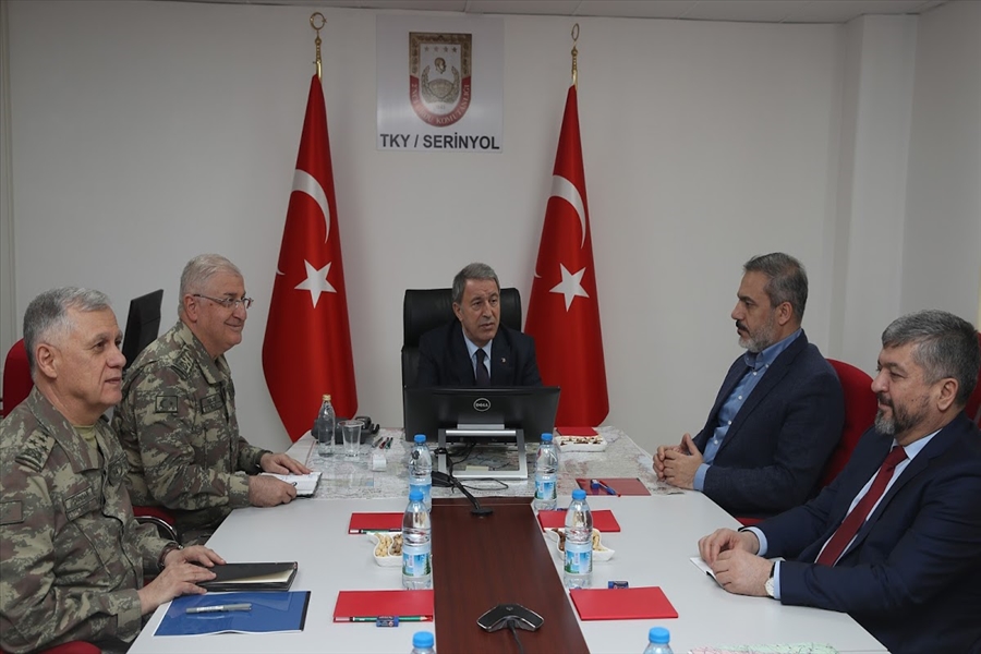 وزير الدفاع التركي خلصوي آكار في اجتماع مع قادة عسكريين على الحدود السورية- 12 كانون الثاني 2019 (وزارة الدفاع التركية)