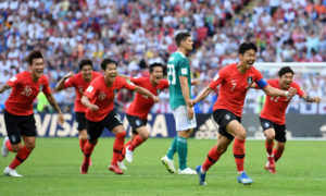 لاعبو المنتخب الكوري الجنوبي يحتفلون بتسجيلهم هدف في شباك المنتخب الألماني (FIFA)