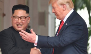 دونالد ترامب وكيم جونغ أون في القمة التاريخية التي جمعتهما في سنغافورة
حزيران 2018
