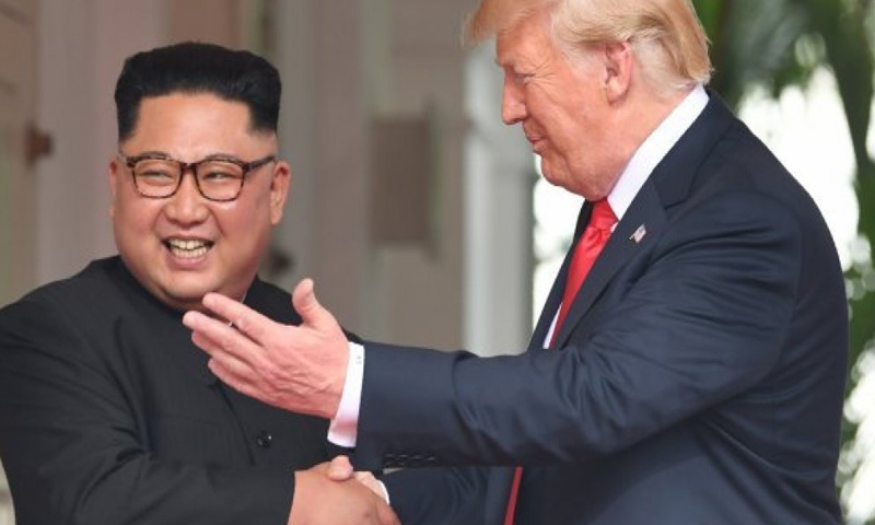 دونالد ترامب وكيم جونغ أون في القمة التاريخية التي جمعتهما في سنغافورة حزيران 2018 "فرانس برس"