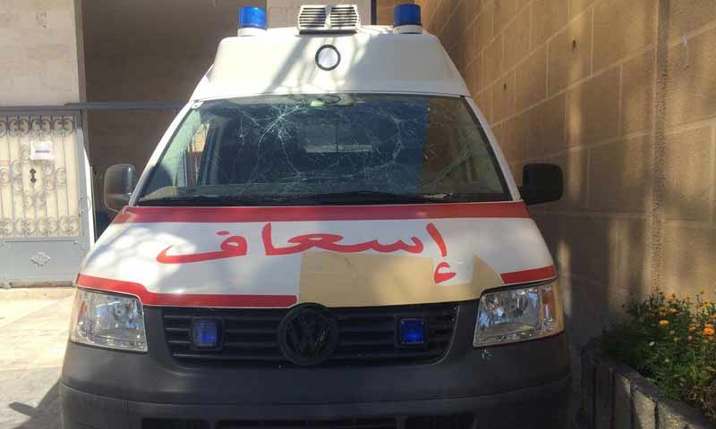 سيارة اسعاف أمام مشفى الكنانة بدارة عزة غربي حلب (مشفى الكنانة على فيس بوك*
