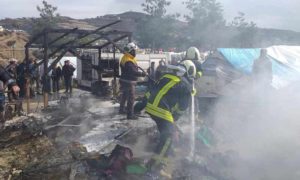 مقتل نازح وأضرار مادية جراء إحتراق خيمة في مخيم صلاح الدين غربي إدلب 28 كانون الثاني 2019 (الدفاع المدني السوري)