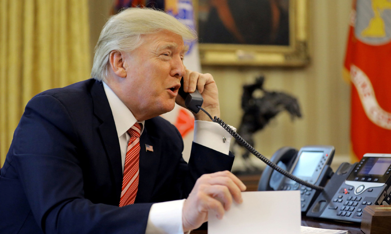 الرئيس الأمريكي دونالد ترامب يهنئ رئيس الوزراء ليو فارادكار من أيرلندا خلال مكالمة هاتفية من داخل البيت الأبيض - 2017 (رويترز)