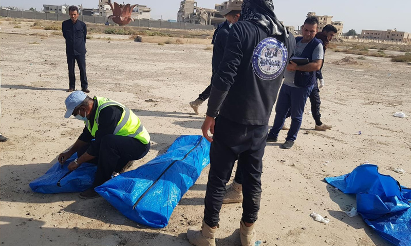 فريق الاستجابة ينتشل جثثًا من مقبرة جماعية في الرقة – 5 تشرين الأول 2018 (مجلس الرقة المدني)