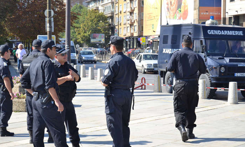 الشرطة البلغاريا خلال حملة مداهمات على خلاية متهمة بدعم الإرهاب (رويترز)