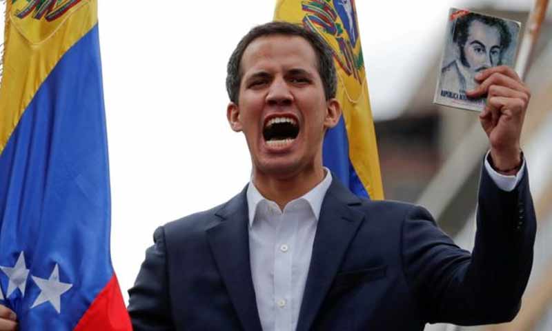 زعيم المعارضة الفنزويلية خوان غوايدو يعلن نفسه رئيسًا للبلاد- 23 كانون الثاني 2019 (رويترز)