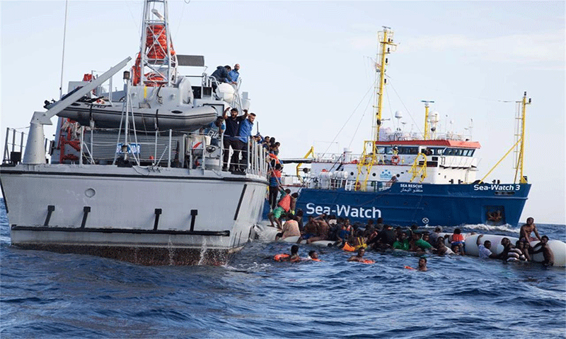 إحدى مراحل عملية إنقاذ مهاجرين ليبيين بواسطة السفينة "سي ووتش 3". المصدر: منظمة "سي ووتش"