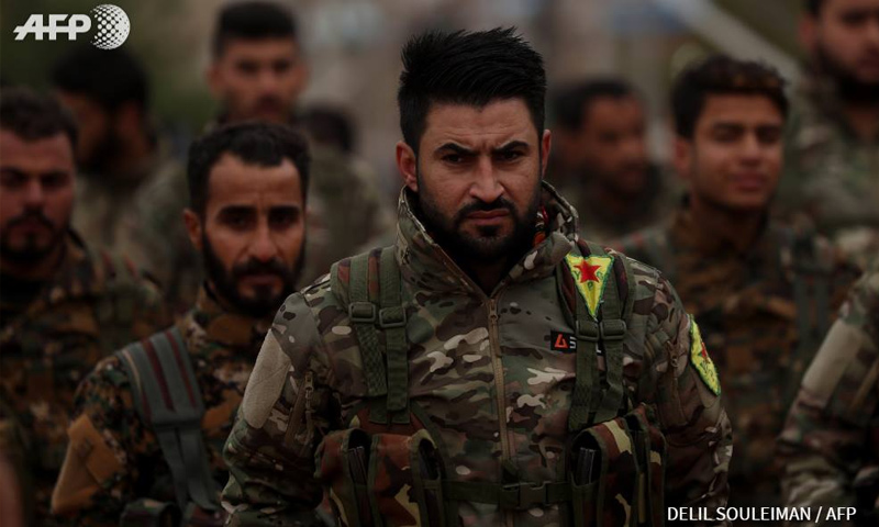مقاتلون من وحدات حماية الشعب في تشييع عناصر قتلوا بمعارك التنظيم في القامشلي - كانون الثاني 2019 (دليل سليمان AFP)