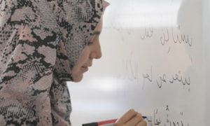 طالبة تتعلم اللغة العربية (burs.tdv.org)