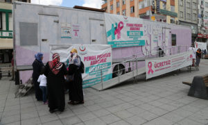 شاحنة فحص مرض السرطان في منطقة سلطان بيلي في إسطنبول (TC Sultanbeyli Belediyesi)