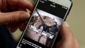 جهاز محمول يشغل مقطع فيديو عن تنظيم الدولة (تعبيرية من الإنترنت)